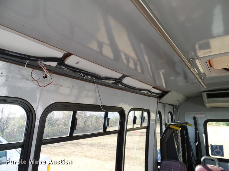 image for item DD1465 2005 Ford Econoline E450 shuttle bus