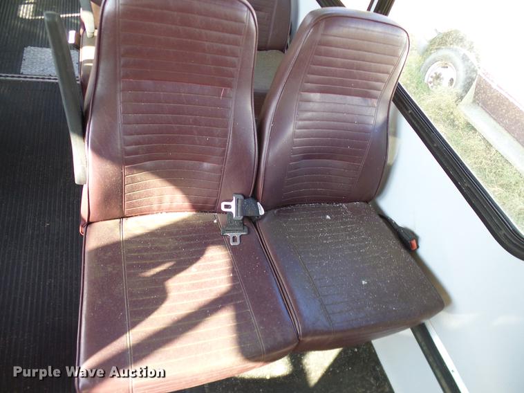 image for item DD1465 2005 Ford Econoline E450 shuttle bus