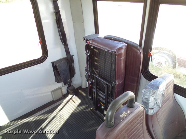 image for item DD1465 2005 Ford Econoline E450 shuttle bus