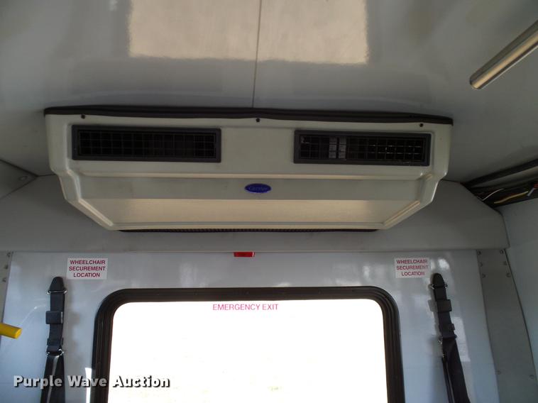 image for item DD1465 2005 Ford Econoline E450 shuttle bus