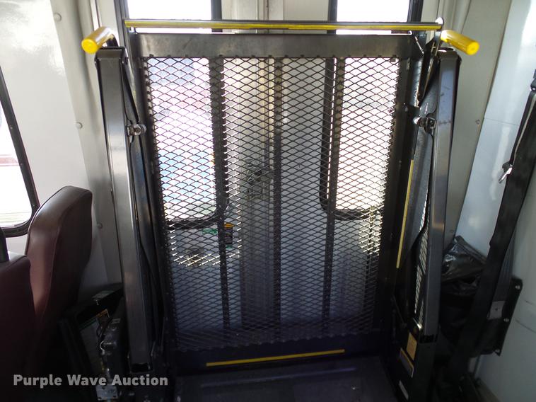 image for item DD1465 2005 Ford Econoline E450 shuttle bus