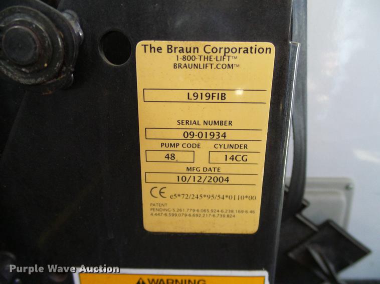 image for item DD1465 2005 Ford Econoline E450 shuttle bus