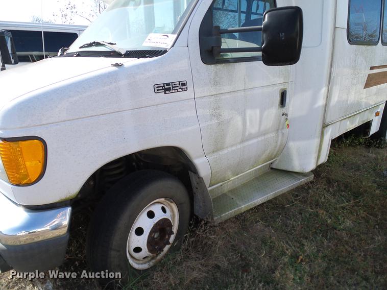 image for item DD1465 2005 Ford Econoline E450 shuttle bus