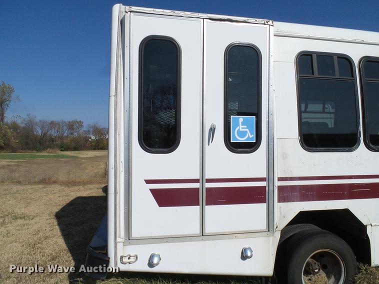 image for item DD1465 2005 Ford Econoline E450 shuttle bus