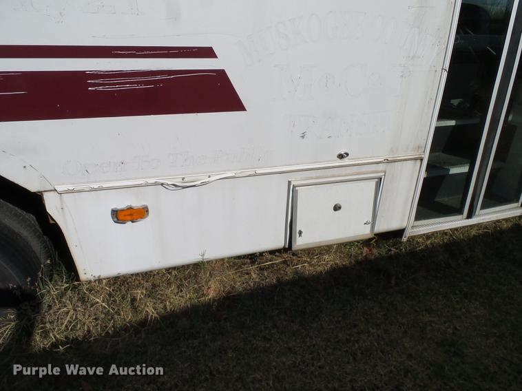 image for item DD1465 2005 Ford Econoline E450 shuttle bus