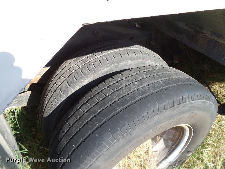 image for item DD1465 2005 Ford Econoline E450 shuttle bus