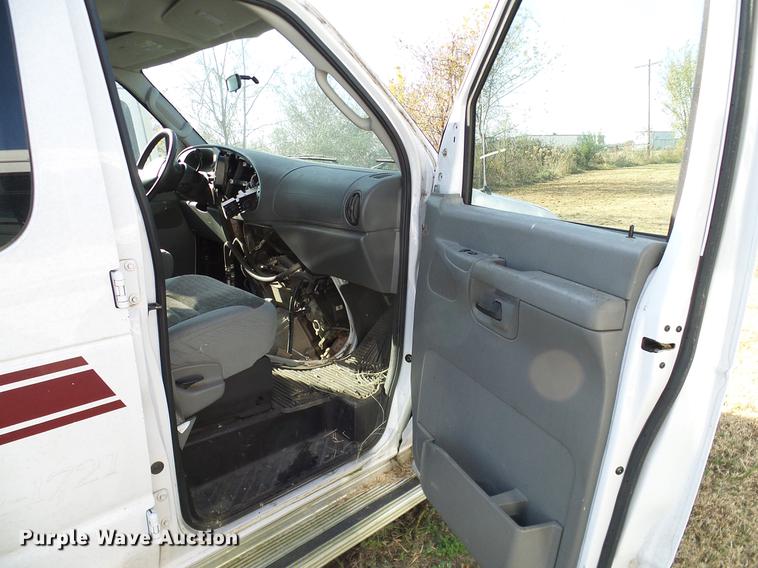 image for item DD1466 2005 Ford E350 XL van