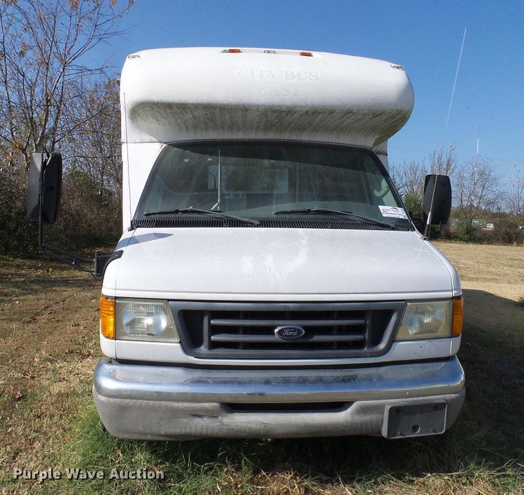 image for item DD1467 2004 Ford Econoline E450 shuttle bus