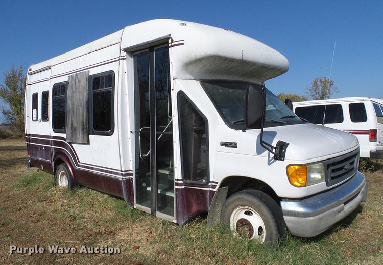 image for item DD1467 2004 Ford Econoline E450 shuttle bus