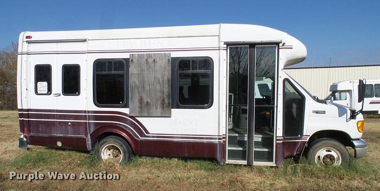 image for item DD1467 2004 Ford Econoline E450 shuttle bus