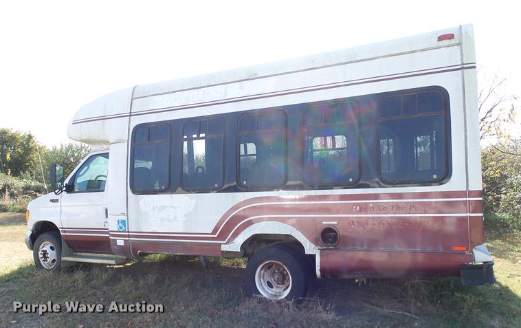 image for item DD1467 2004 Ford Econoline E450 shuttle bus