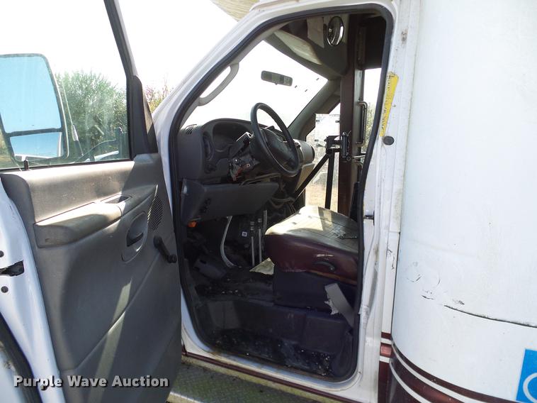 image for item DD1467 2004 Ford Econoline E450 shuttle bus