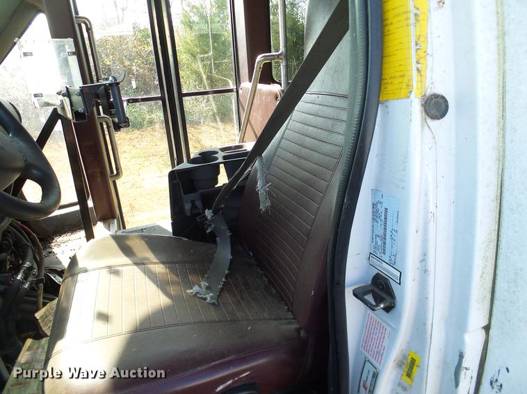 image for item DD1467 2004 Ford Econoline E450 shuttle bus