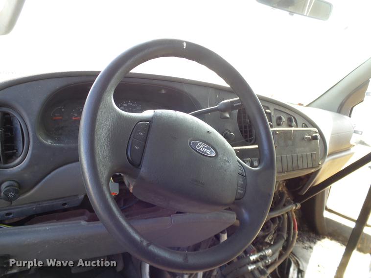 image for item DD1467 2004 Ford Econoline E450 shuttle bus