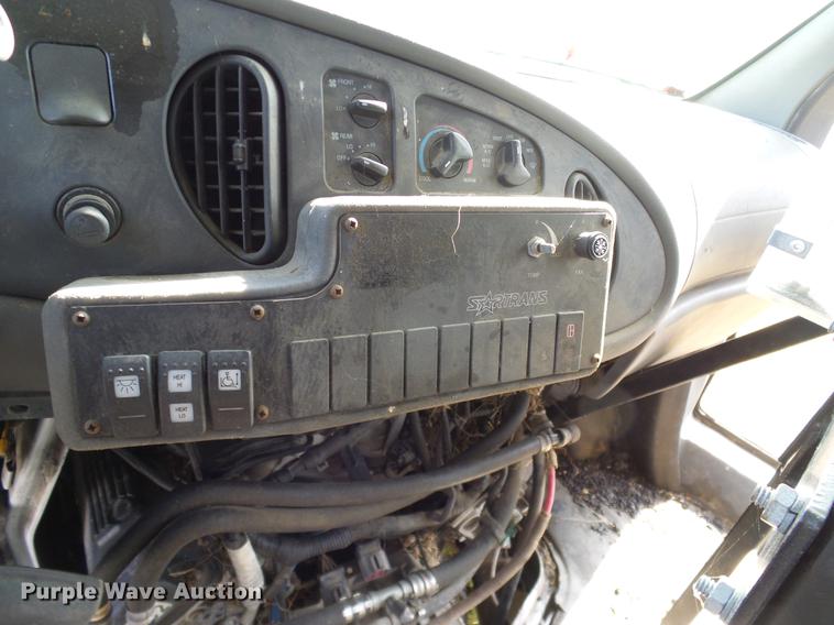 image for item DD1467 2004 Ford Econoline E450 shuttle bus