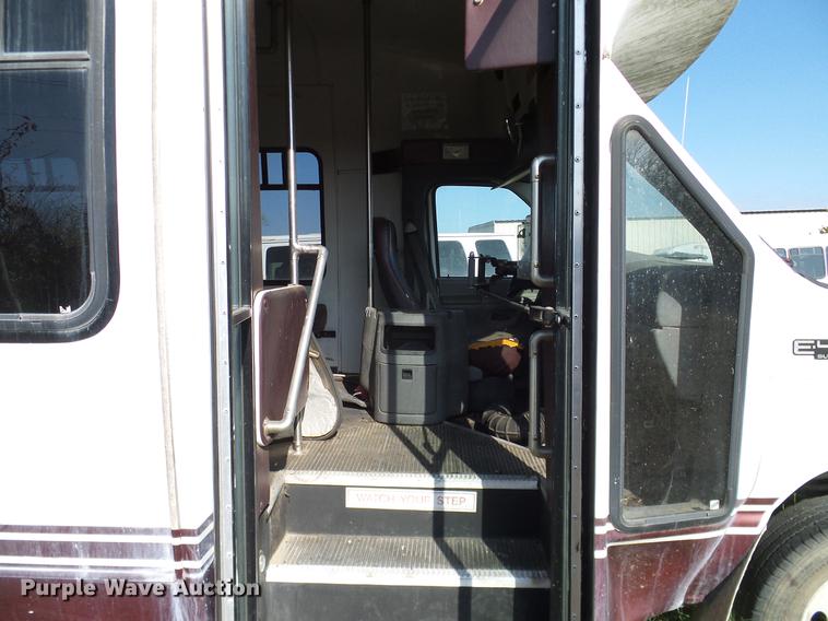 image for item DD1467 2004 Ford Econoline E450 shuttle bus