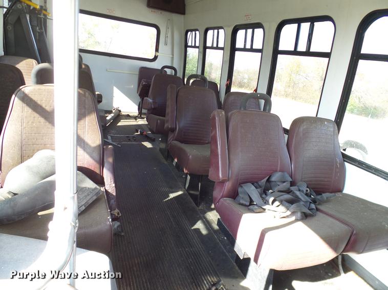 image for item DD1467 2004 Ford Econoline E450 shuttle bus