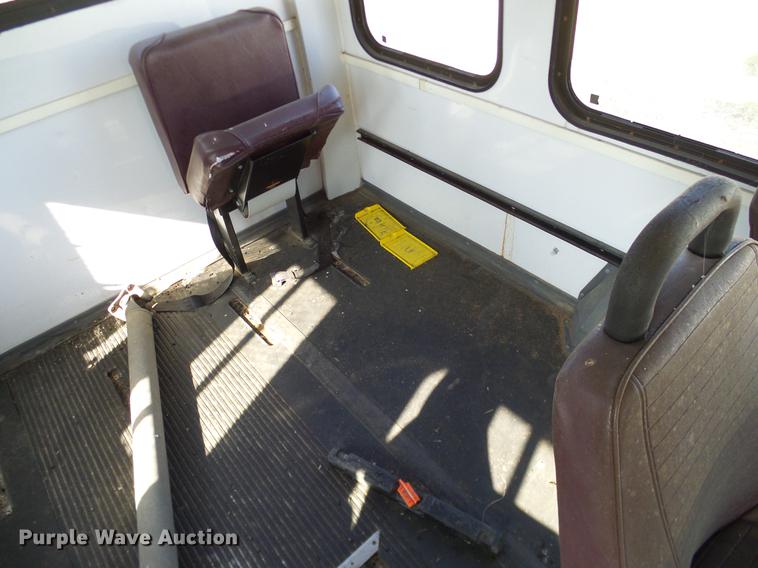 image for item DD1467 2004 Ford Econoline E450 shuttle bus