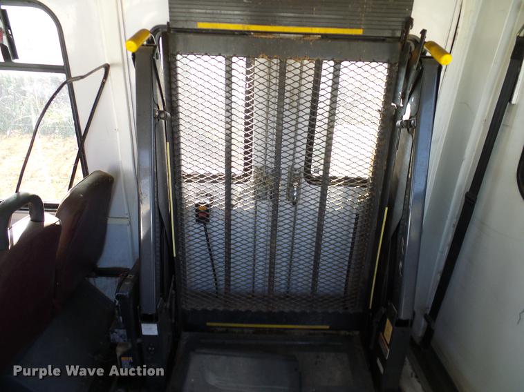 image for item DD1467 2004 Ford Econoline E450 shuttle bus