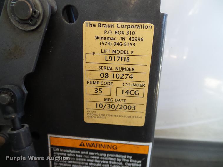 image for item DD1467 2004 Ford Econoline E450 shuttle bus