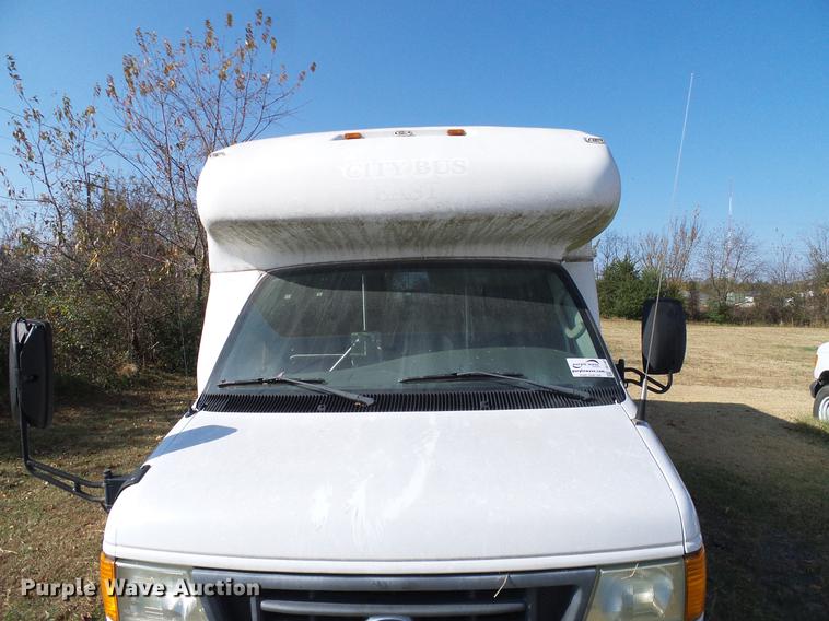 image for item DD1467 2004 Ford Econoline E450 shuttle bus