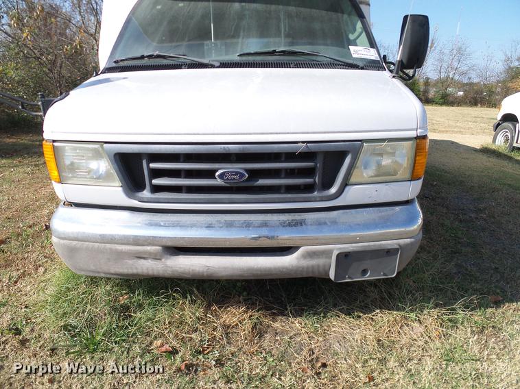 image for item DD1467 2004 Ford Econoline E450 shuttle bus