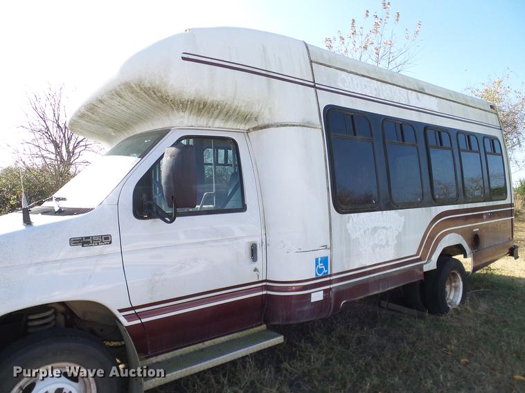 image for item DD1467 2004 Ford Econoline E450 shuttle bus
