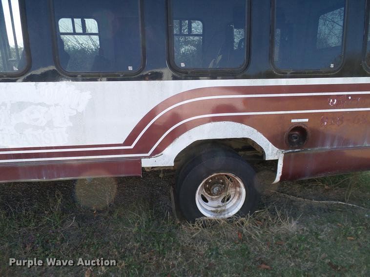 image for item DD1467 2004 Ford Econoline E450 shuttle bus