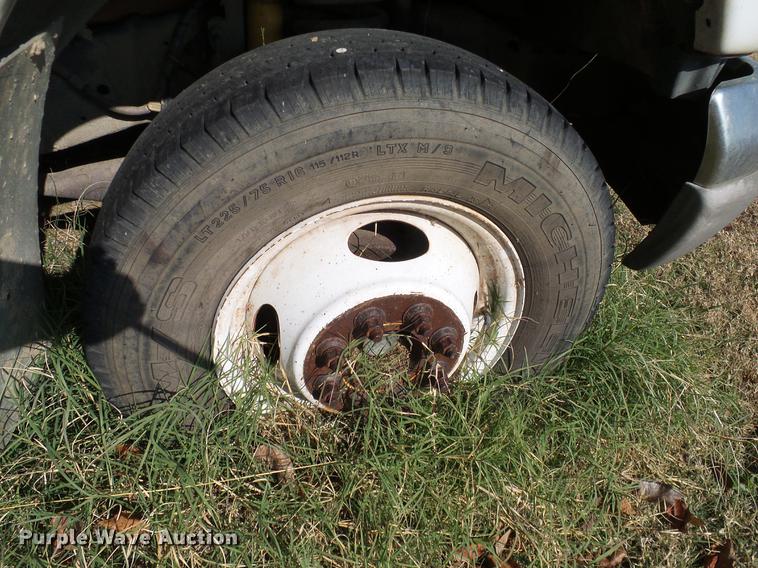 image for item DD1467 2004 Ford Econoline E450 shuttle bus