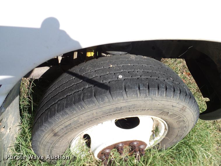 image for item DD1467 2004 Ford Econoline E450 shuttle bus