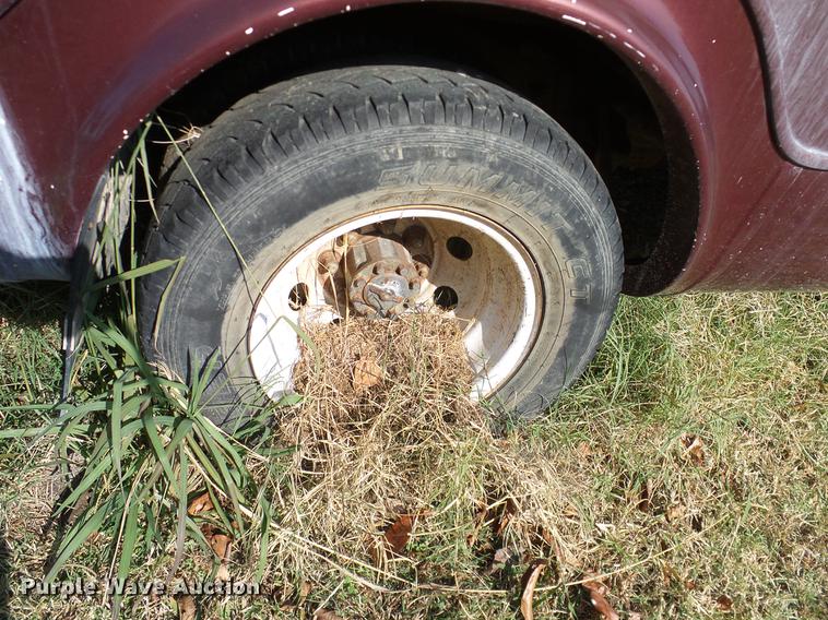 image for item DD1467 2004 Ford Econoline E450 shuttle bus