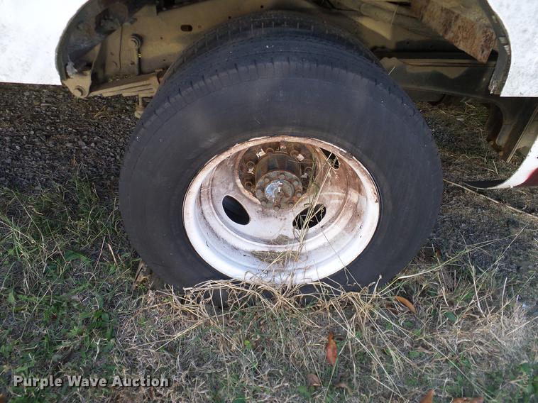 image for item DD1467 2004 Ford Econoline E450 shuttle bus