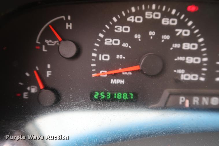 image for item DD9525 2002 Ford F250 Super Duty SuperCab pickup truck