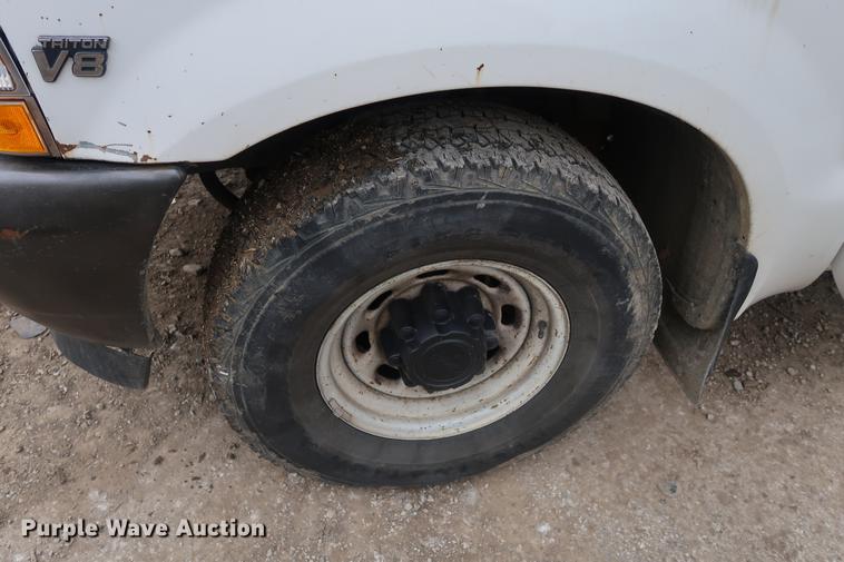 image for item DD9525 2002 Ford F250 Super Duty SuperCab pickup truck