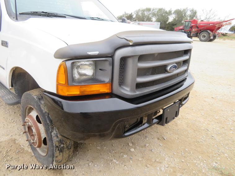 image for item DF9856 1999 Ford F550 Super Duty flatbed truck