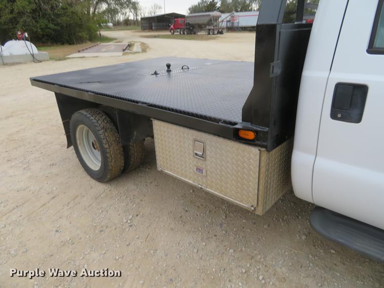 image for item DF9856 1999 Ford F550 Super Duty flatbed truck