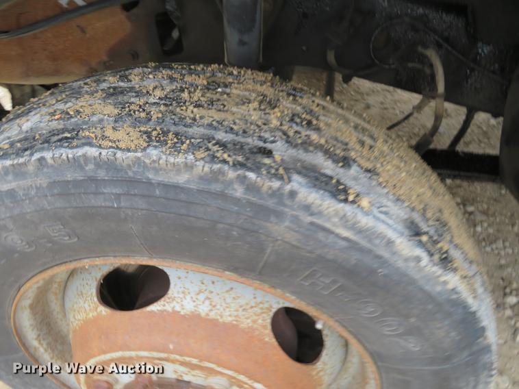 image for item DF9856 1999 Ford F550 Super Duty flatbed truck