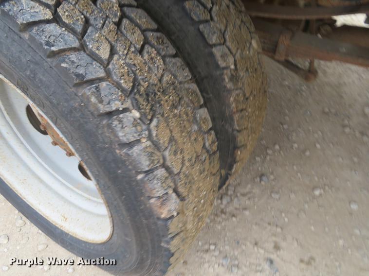 image for item DF9856 1999 Ford F550 Super Duty flatbed truck