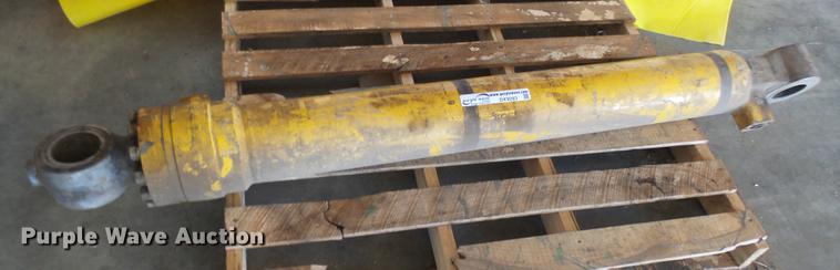 image for item DX9283 Komatsu 220 thumb cylinder