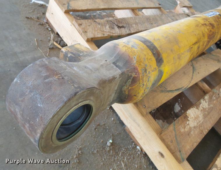 image for item DX9283 Komatsu 220 thumb cylinder