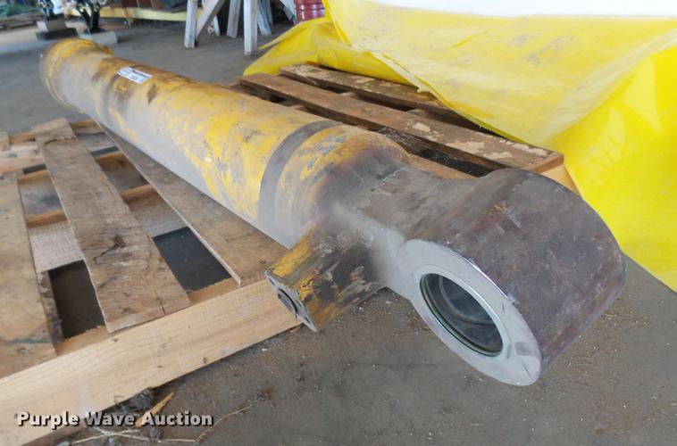 image for item DX9283 Komatsu 220 thumb cylinder