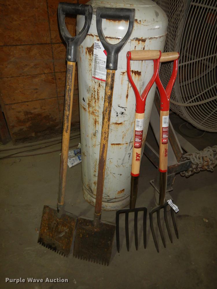 Roofing tools in Topeka, KS Item EC9766 sold Purple Wave