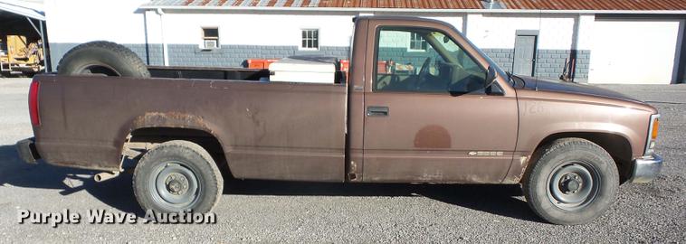 image for item J8556 1994 Chevrolet C2500 pickup truck
