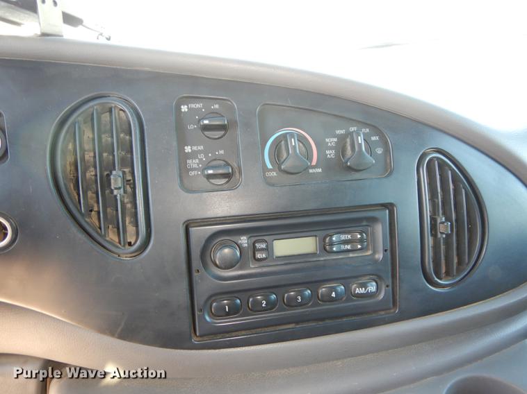 image for item K5795 2001 Ford Econoline E350 Super Duty XLT van