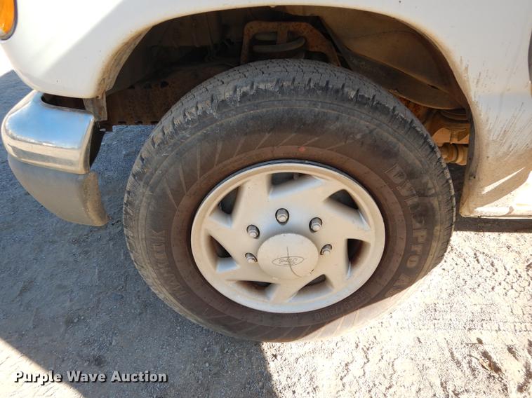 image for item K5795 2001 Ford Econoline E350 Super Duty XLT van