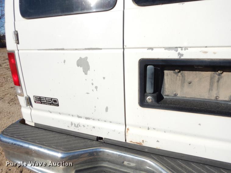 image for item K5795 2001 Ford Econoline E350 Super Duty XLT van