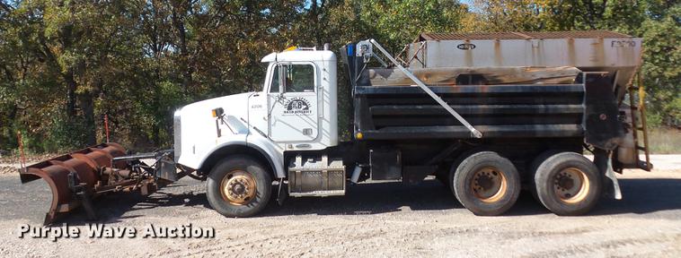 image for item BV9213 2001 Freightliner FLD120 dump truck