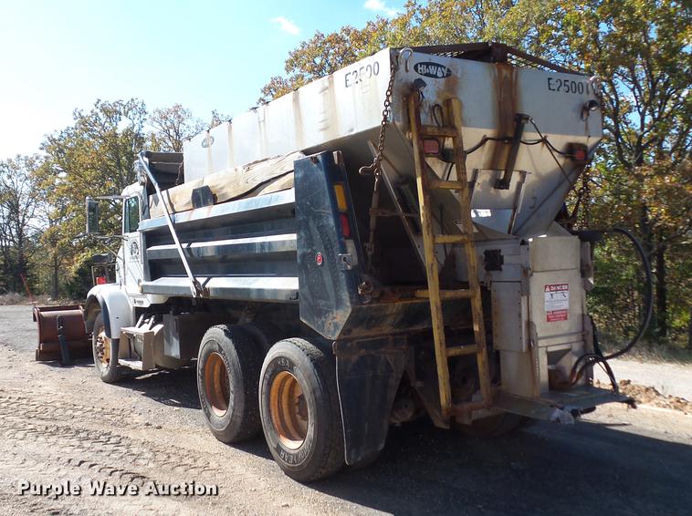 image for item BV9213 2001 Freightliner FLD120 dump truck