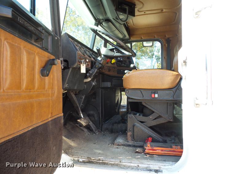 image for item BV9213 2001 Freightliner FLD120 dump truck