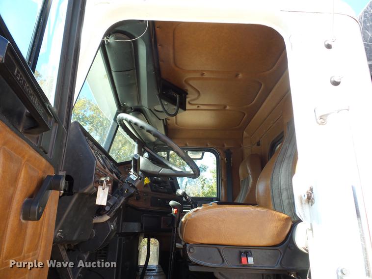 image for item BV9213 2001 Freightliner FLD120 dump truck